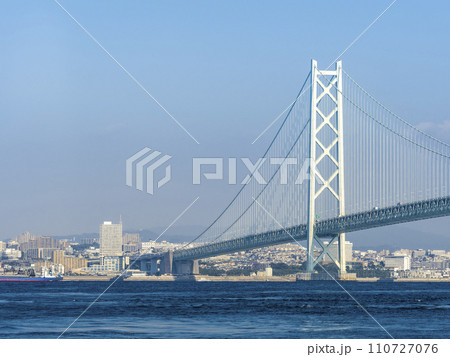 淡路島側から眺める明石海峡大橋・瀬戸内海と神戸市の遠景 / Akashi Kaikyo Bridge 110727076