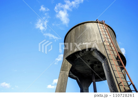 天竜浜名湖鉄道、金指駅にある高架貯水槽の遺構 110728261
