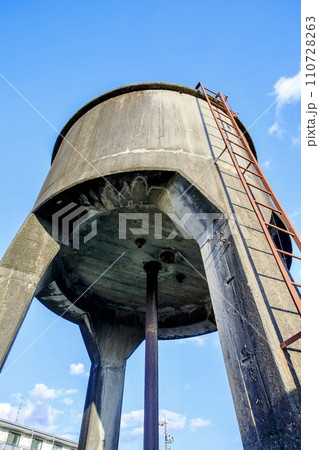 天竜浜名湖鉄道、金指駅にある高架貯水槽の遺構 110728263