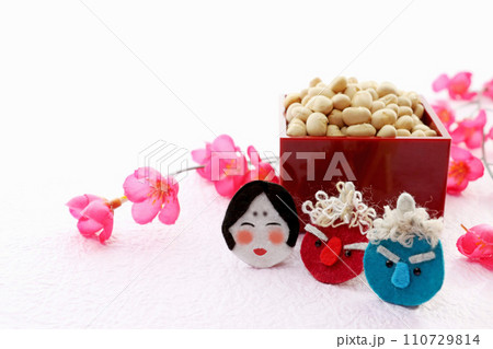 かわいい赤鬼と青鬼とおかめの節分イメージ背景 かわいい赤鬼と青鬼とおかめの節分イメージ背景 110729814