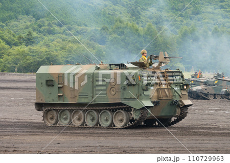 走行する陸上自衛隊87式砲側弾薬車 110729963