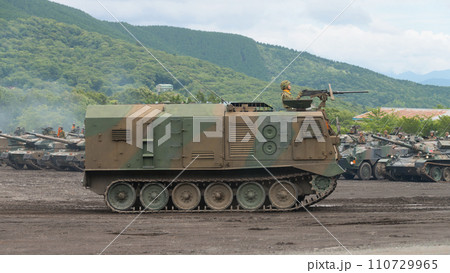 走行する陸上自衛隊87式砲側弾薬車 110729965