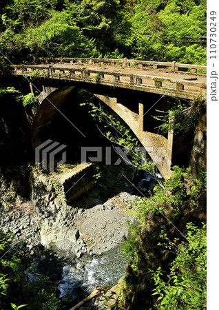 丹沢山地の本谷林道 本谷川に架かる古い橋 旧瀬戸橋 丹沢山地の本谷林道 本谷川に架かる古い橋 旧瀬戸橋 110730249