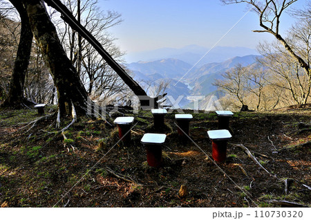 春の西丹沢　箒沢権現山の山頂より丹沢湖方面を望む 110730320