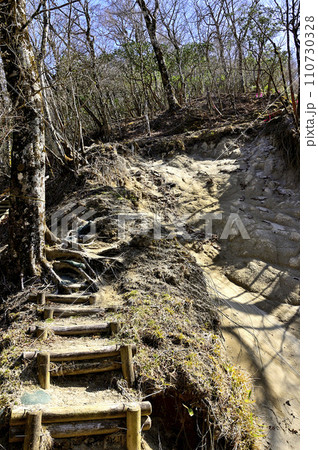 春の西丹沢 畦ヶ丸の大滝沢コース 崩落した登山道 春の西丹沢 畦ヶ丸の大滝沢コース 崩落した登山道 110730328