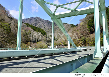 神奈川県道76号山北藤野線 西丹沢橋とショチクボノ頭 神奈川県道76号山北藤野線 西丹沢橋とショチクボノ頭 110730370