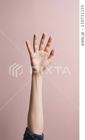woman hand with fingers 110731135