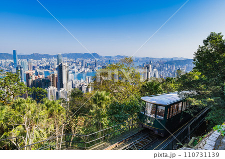 香港　ビクトリアハーバーとピークトラム 110731139