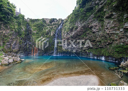 鹿児島県/ 水量が少ない方が美しい？新緑の「雄川の滝」 110731333