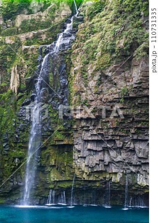 鹿児島県/ 水量が少ない方が美しい？新緑の「雄川の滝」 110731335