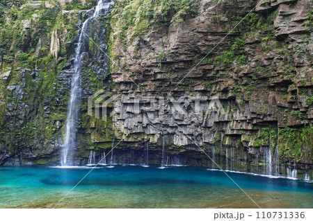 鹿児島県/ 水量が少ない方が美しい？新緑の「雄川の滝」 110731336