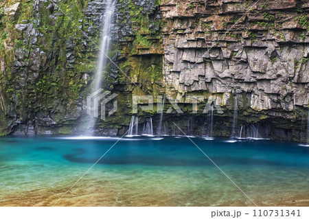 鹿児島県/ 水量が少ない方が美しい？新緑の「雄川の滝」※スローシャッター 110731341