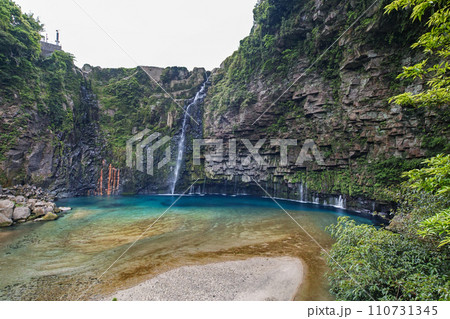 鹿児島県/ 水量が少ない方が美しい?新緑の「雄川の滝」 鹿児島県/ 水量が少ない方が美しい?新緑の「雄川の滝」 110731345