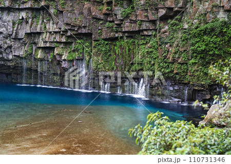 鹿児島県/ 水量が少ない方が美しい?新緑の「雄川の滝」 鹿児島県/ 水量が少ない方が美しい?新緑の「雄川の滝」 110731346