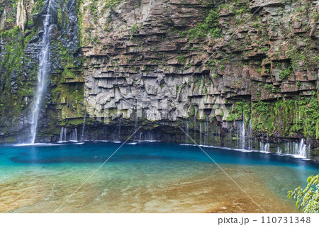 鹿児島県/ 水量が少ない方が美しい？新緑の「雄川の滝」 110731348