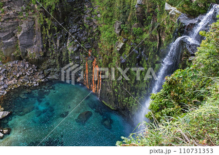 鹿児島県/ 水量が少ない方が美しい？上流展望台からみた新緑の「雄川の滝」 110731353