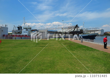 日本では珍しいパナマ運河方式の閘門「尼ロック」、通過する貨物船と、広い芝生緑地 日本では珍しいパナマ運河方式の閘門「尼ロック」、通過する貨物船と、広い芝生緑地 110731485