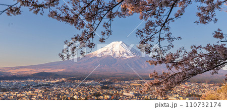 「山梨県」新倉山浅間公園から望む朝焼けに染まった富士山と桜 「山梨県」新倉山浅間公園から望む朝焼けに染まった富士山と桜 110732174