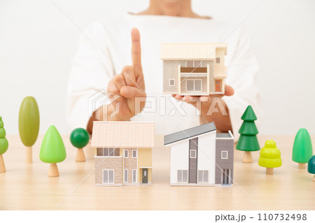 家と微笑むミドル女性 家と微笑むミドル女性 110732498