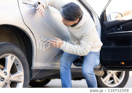 車をぶつけてショックを受ける男性 車をぶつけてショックを受ける男性 110732509