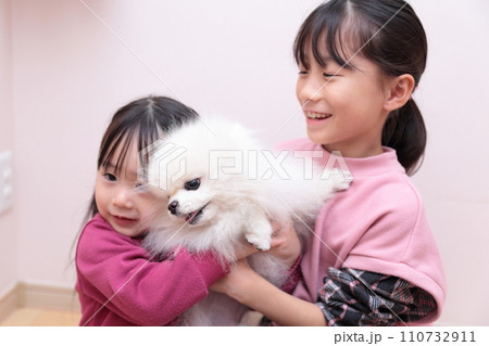 愛犬ポメラニアンと遊ぶ姉妹 愛犬ポメラニアンと遊ぶ姉妹 110732911