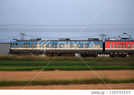 北陸本線に乗り入れる七尾線415系電車（流し撮り） 110733555