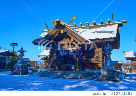 降雪後の神奈川県川崎市麻生区の高石神社社殿 110733583