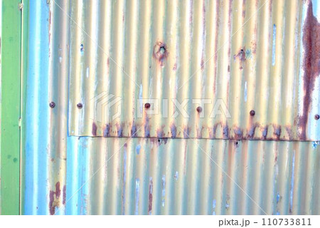 錆びたトタン板の背景 110733811