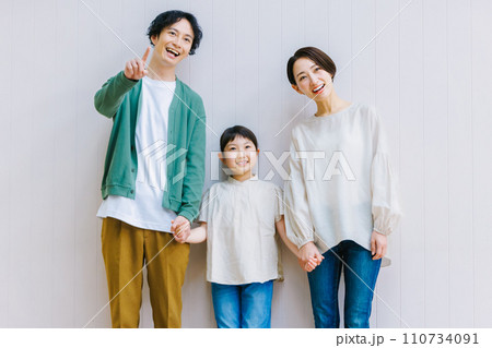 リビングで手を繋ぐ仲良しファミリー リビングで手を繋ぐ仲良しファミリー 110734091