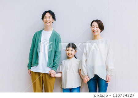 リビングで手を繋ぐ仲良しファミリー リビングで手を繋ぐ仲良しファミリー 110734227