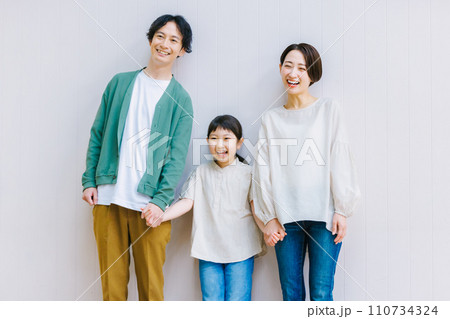 リビングで手を繋ぐ仲良しファミリー 110734324