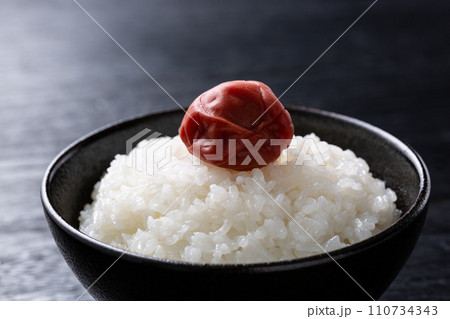 梅干しをのせたご飯 110734343