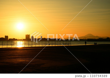 船橋三番瀬夕景 110734389