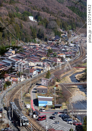 冬枯れの木曽の山間を走る中央西線211系電車 110734432