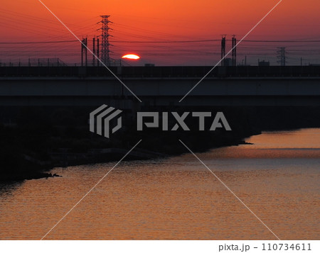 埼玉県川口市の荒川堤から埼京線橋梁の夕景 埼玉県川口市の荒川堤から埼京線橋梁の夕景 110734611