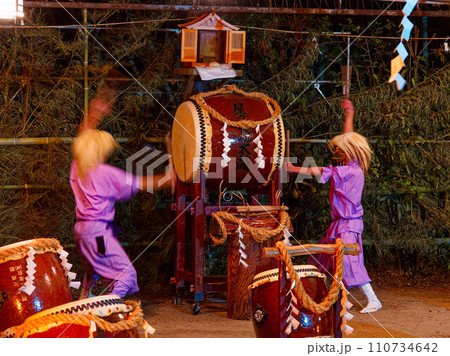 屋久島の益救神社で年末年始に行われる益救神太鼓年越祭 110734642
