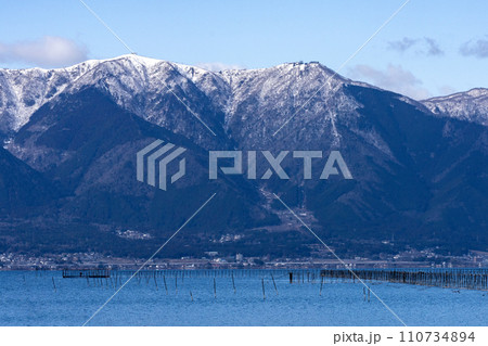 雪の比良山系と湖西の湖岸線 雪の比良山系と湖西の湖岸線 110734894
