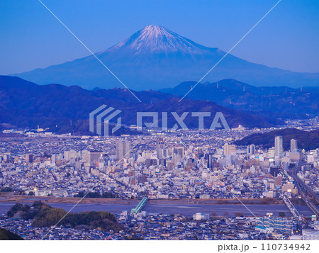 (静岡県)静岡市の街並みと富士山 夕景 (静岡県)静岡市の街並みと富士山 夕景 110734942