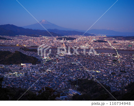 （静岡県）静岡市の街並みと富士山　夕景 110734948
