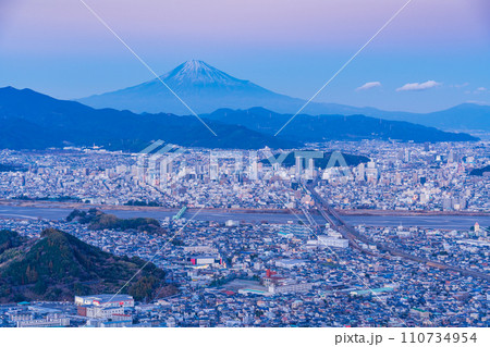 （静岡県）静岡市の街並みと富士山　夕景 110734954