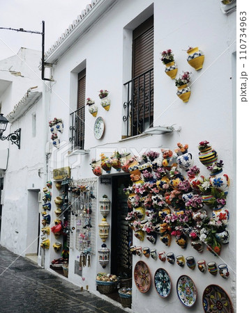 アンダルシア地方のお土産やさん2 110734963