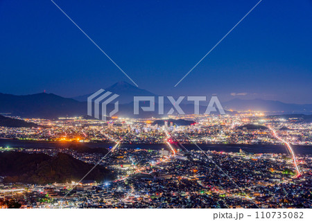 （静岡県）静岡市の街並み・街灯りの向こうに富士山 110735082