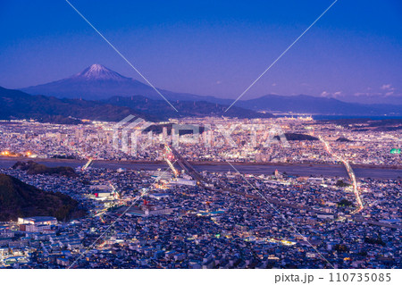 (静岡県)静岡市の街並み・街灯りの向こうに富士山 (静岡県)静岡市の街並み・街灯りの向こうに富士山 110735085