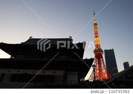増上寺と東京タワーの薄暮の風景 110735362