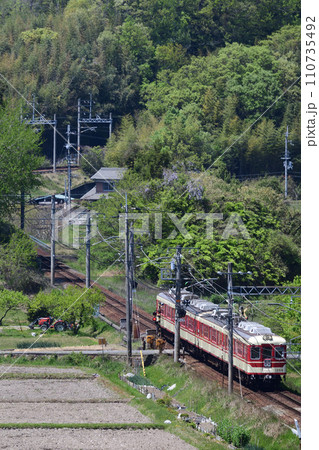 田植え前の田園を走る神戸電鉄のローカル電車 田植え前の田園を走る神戸電鉄のローカル電車 110735492