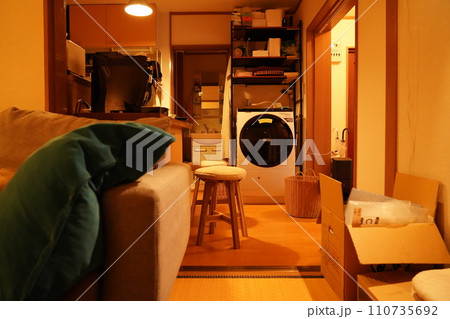暖色のライトに包まれた室内 110735692