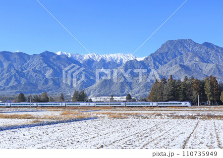 大糸線　冬の安曇野を行く特急あずさ 110735949
