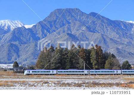 大糸線　冬の安曇野を行く特急あずさ 110735951