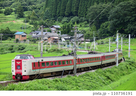 山間のカーブを走行する伯備線381系特急やくも 110736191