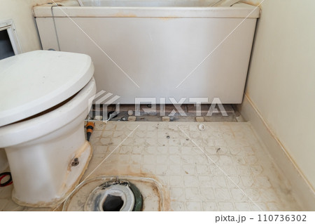 住宅リフォーム工事　便器の解体 110736302